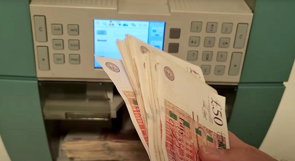 英镑兑日元高位小幅回落，避险情绪助力日元反弹