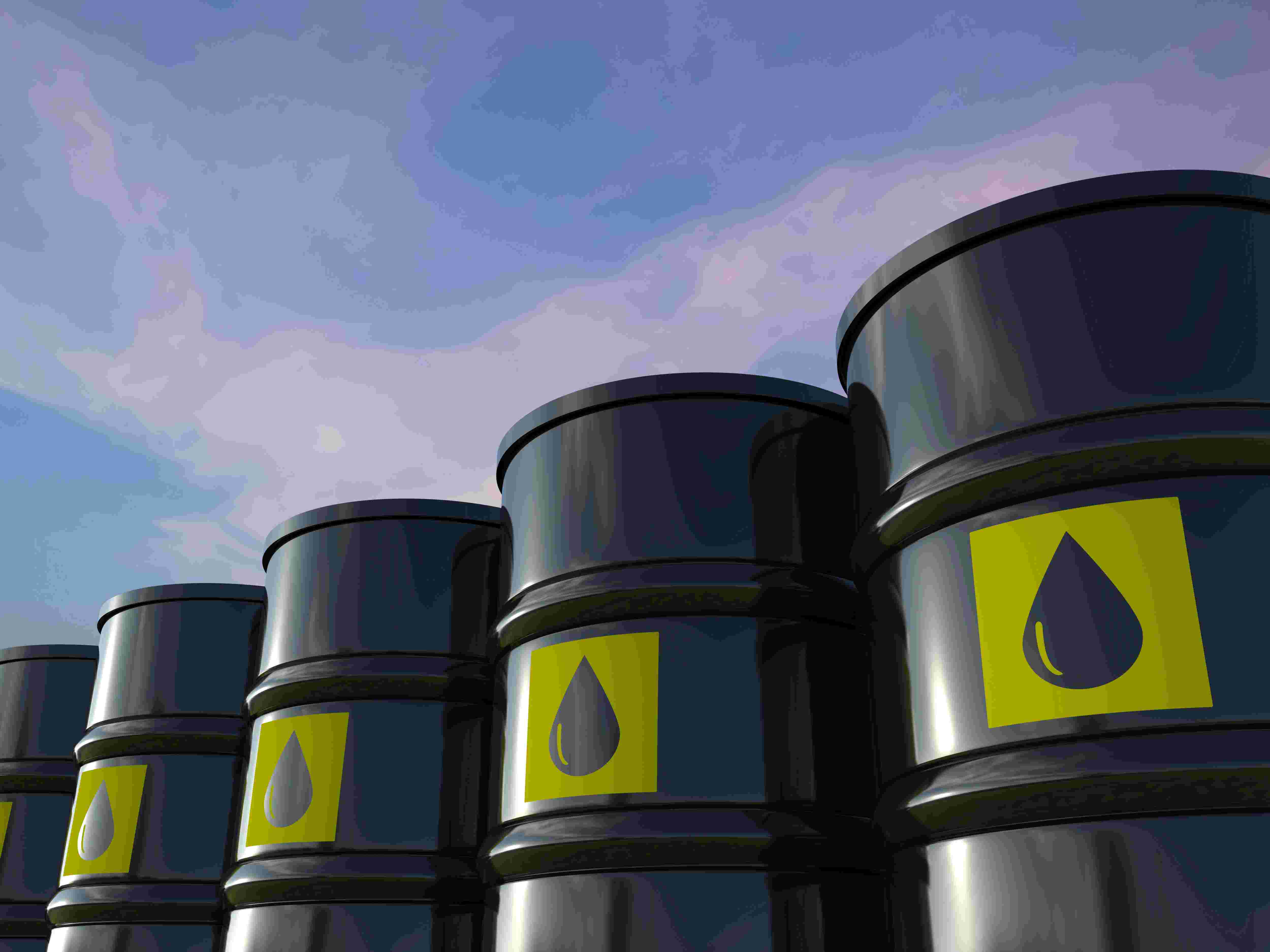 油价震荡下跌！OPEC+增产计划与中东局势缓和引发过剩担忧(图1)